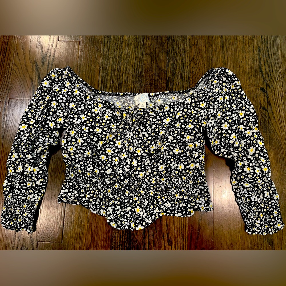 Long sleeve crop top (small). Black with white daisies